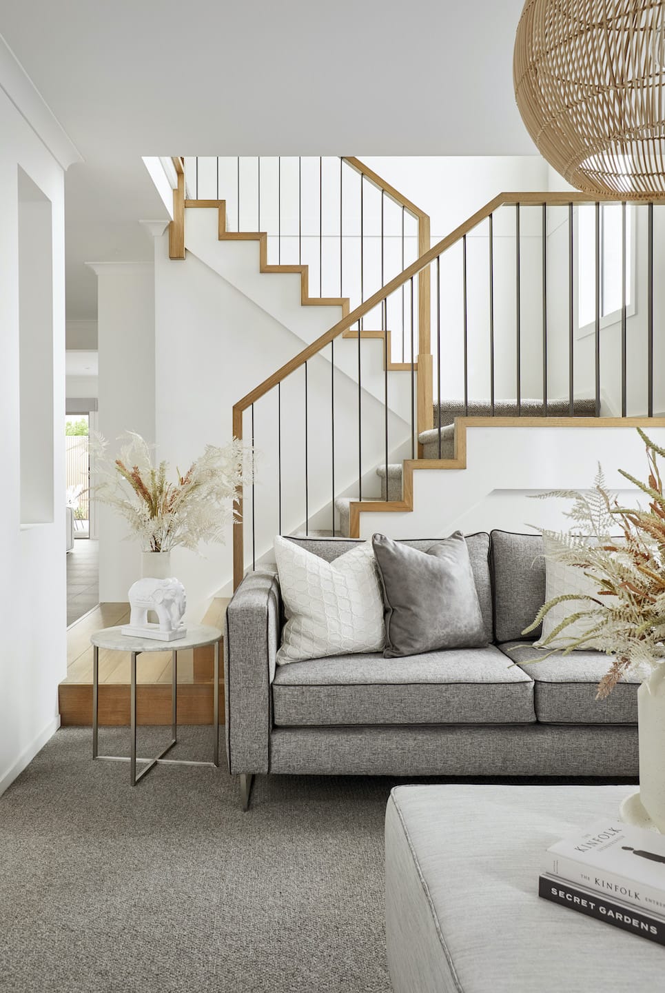 modern-staircase-T57XGZ5